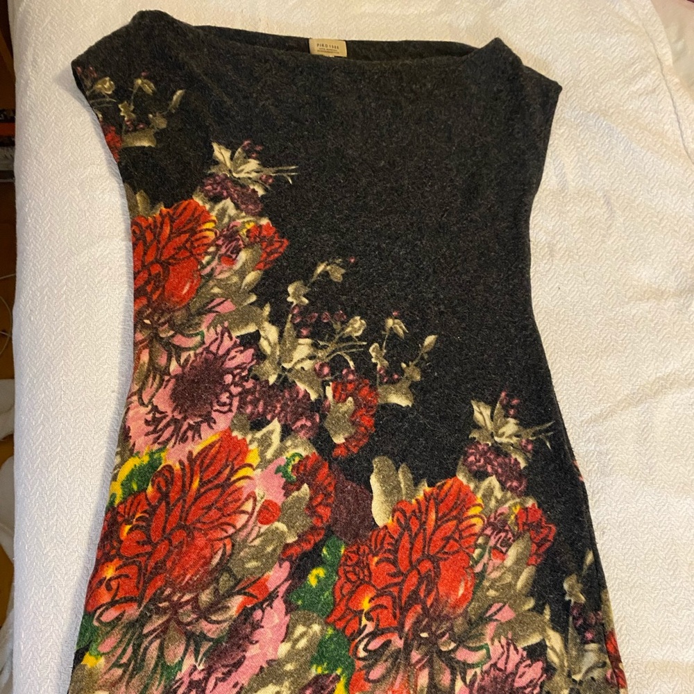 Boat neck tunic dress. Grey with floral print.